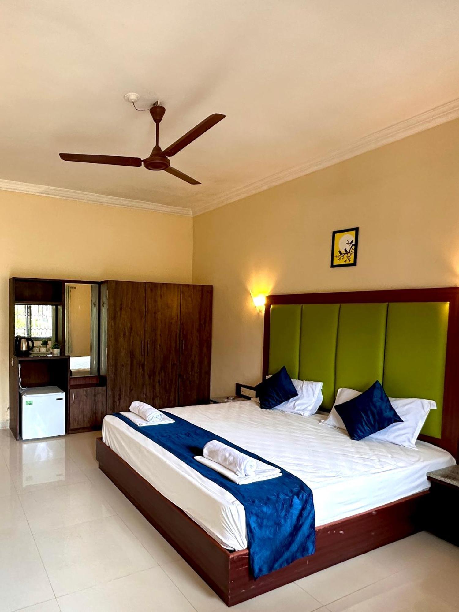 Hotel Riverside Baga Exterior photo